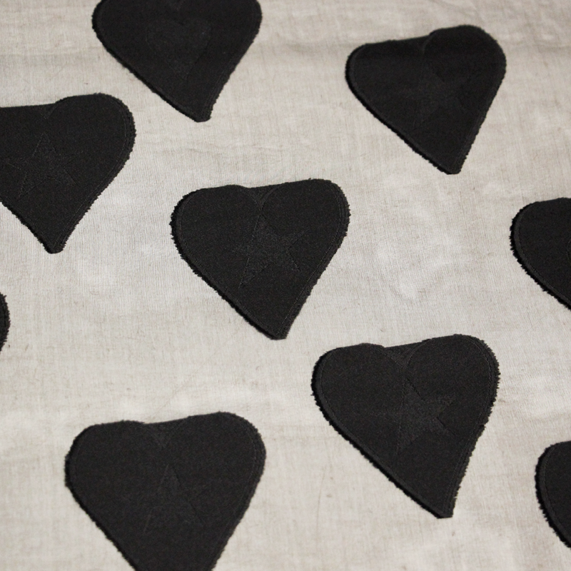 Organza 100% soie jacquard - Cœur noir (Coupon de 3.30 mètres)