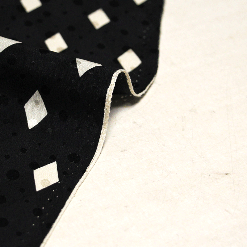 Panneaux satin 100% soie jacquard - Fleuri & losange fond noir à pois
