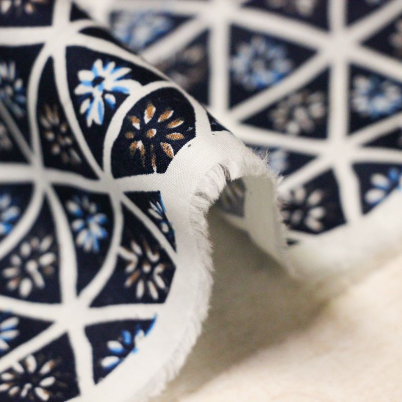 Popeline 100% coton - Motif géométrique bleu