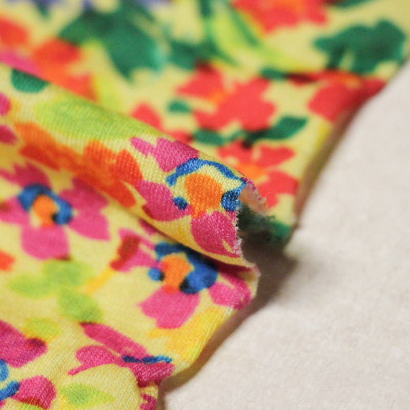 Jersey viscose & élasthanne - Fleurs rouges sur fond jaune