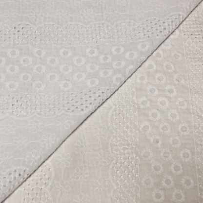Broderie anglaise 100% coton - Motifs floraux et géométriques en frise blanc optique