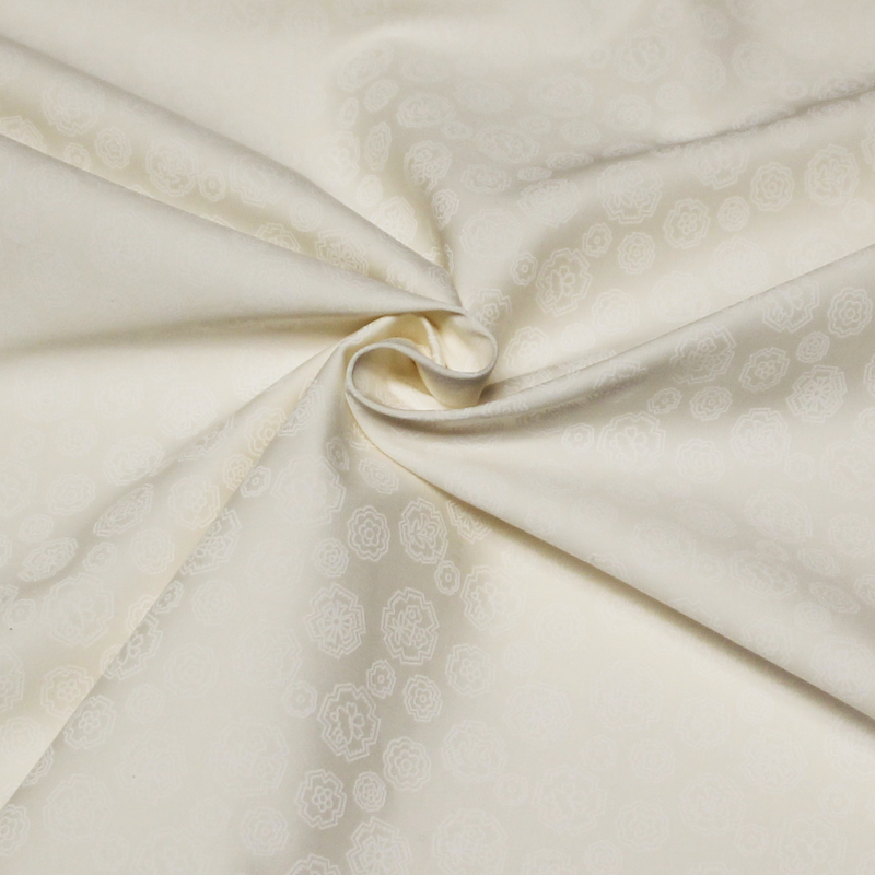 Gabardine coton & élasthanne - Broche fleuri ton-sur-ton blanc cassé