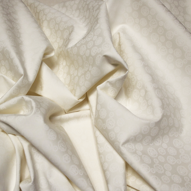 Gabardine coton & élasthanne - Broche fleuri ton-sur-ton blanc cassé