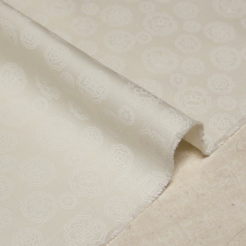 Gabardine coton & élasthanne - Broche fleuri ton-sur-ton blanc cassé