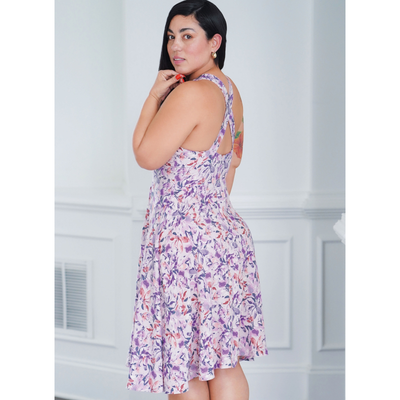 Patron Simplicity 9946.Y5 (46-54) - Robe à encolure profonde ou dégagée avec découpes modernes