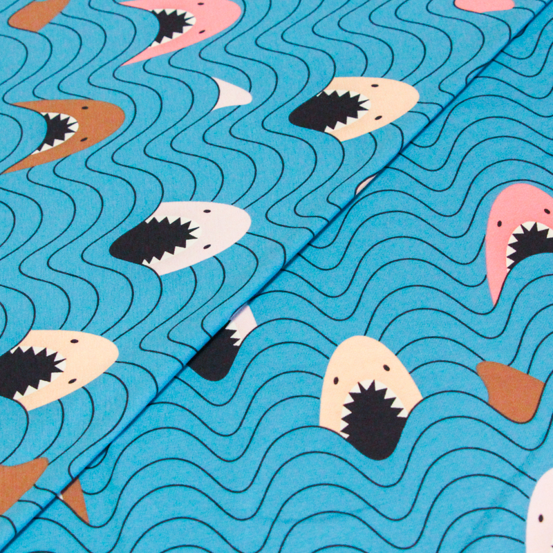 Jersey coton peigné & élasthanne - Requins fond bleu