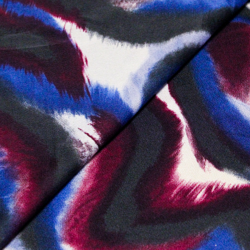 Crêpe satin - Motif abstrait bordeaux et bleu