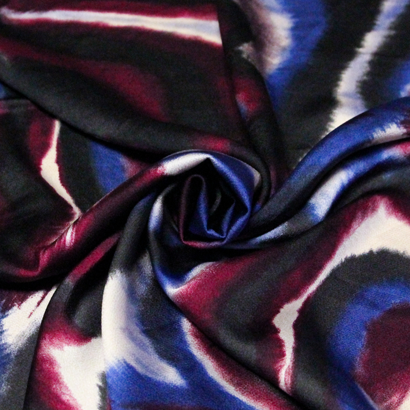Crêpe satin - Motif abstrait bordeaux...