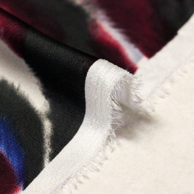 Crêpe satin - Motif abstrait bordeaux...