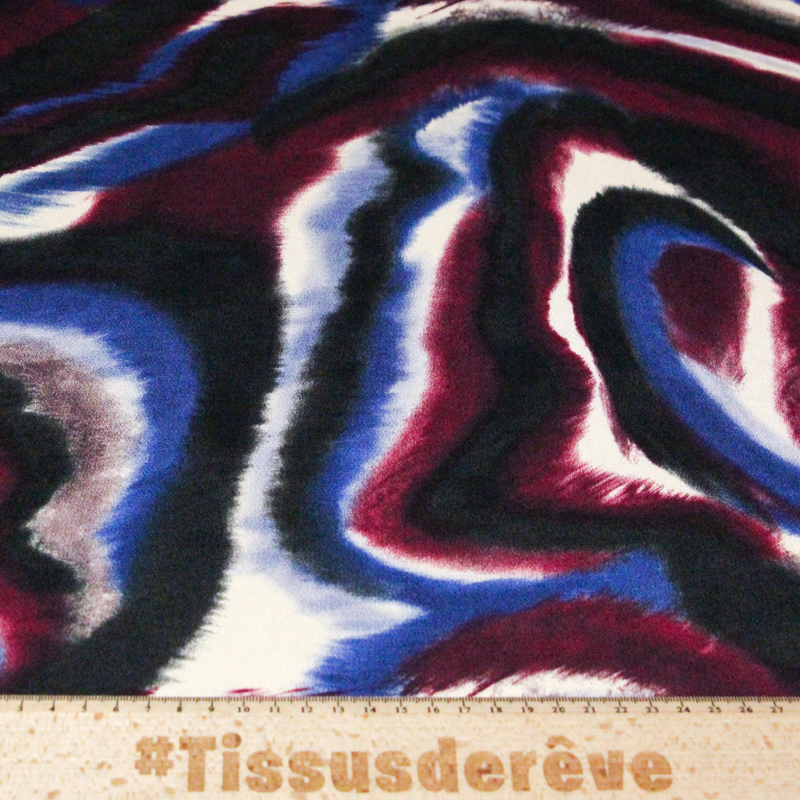 Crêpe satin - Motif abstrait bordeaux...
