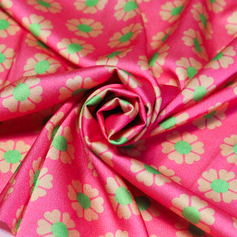 Crêpe satin - Fleurs vertes fond fuchsia