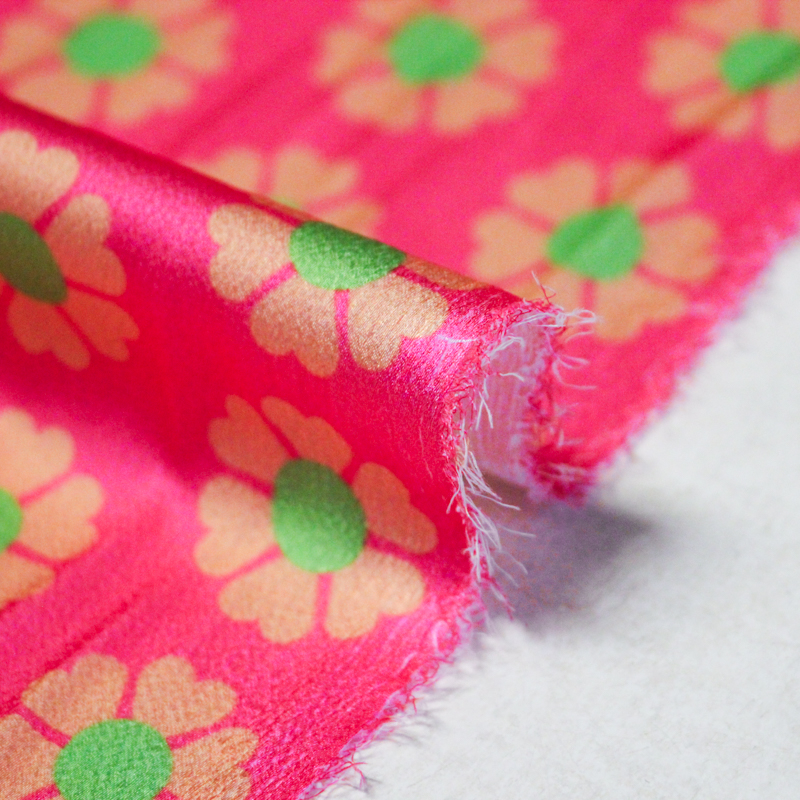 Crêpe satin - Fleurs vertes fond fuchsia