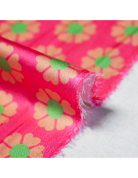 Crêpe satin - Fleurs vertes fond fuchsia