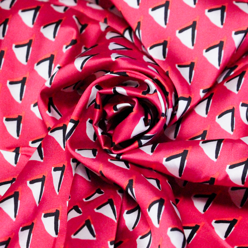 Satin - Triangles blancs fond fuchsia