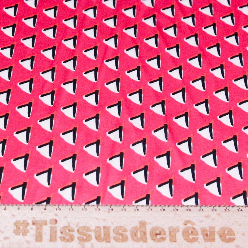 Satin - Triangles blancs fond fuchsia