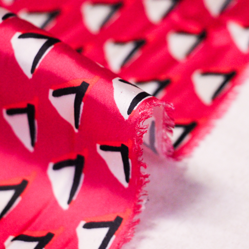 Satin - Triangles blancs fond fuchsia