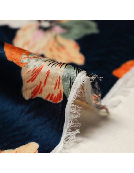 Satin crinckle - Fleurs multicolores fond bleu marine