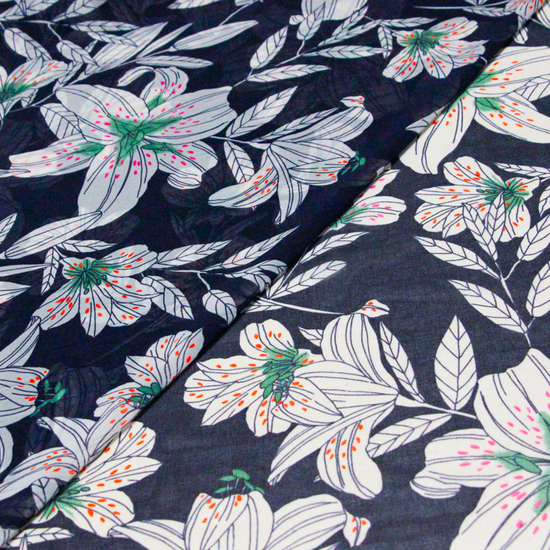 Georgette - Fleurs blanches fond marine