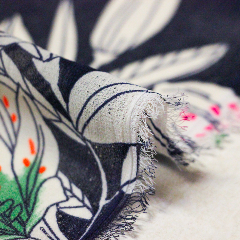 Georgette - Fleurs blanches fond marine