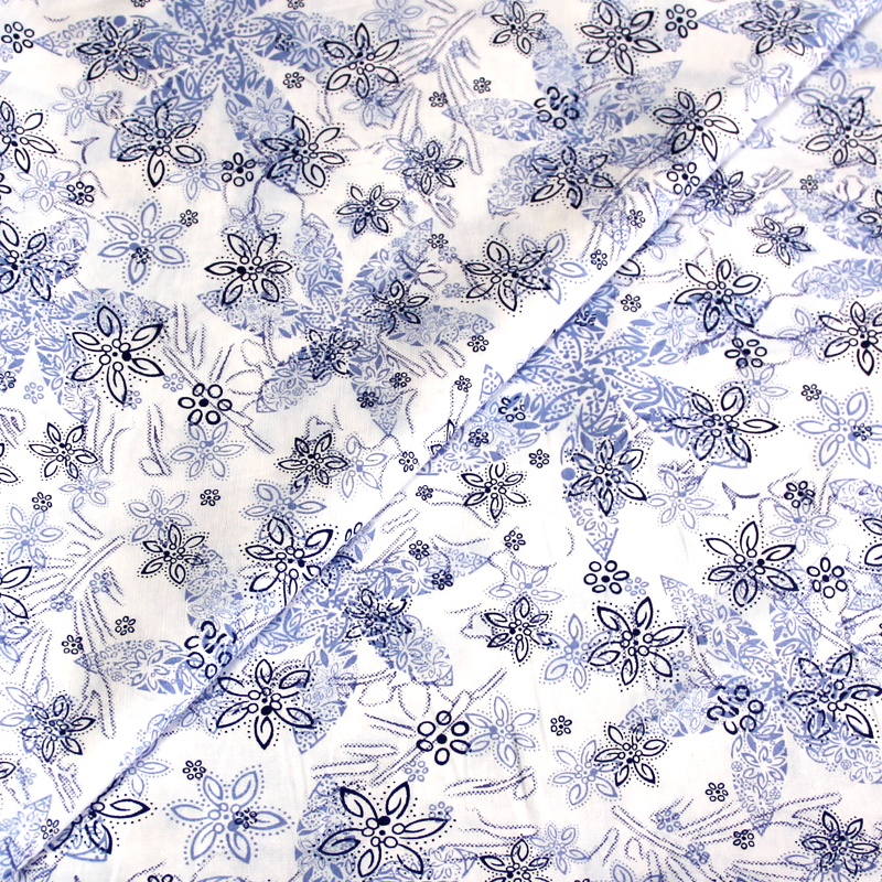 Popeline coton & élasthanne - Fleur bleu fond blanc