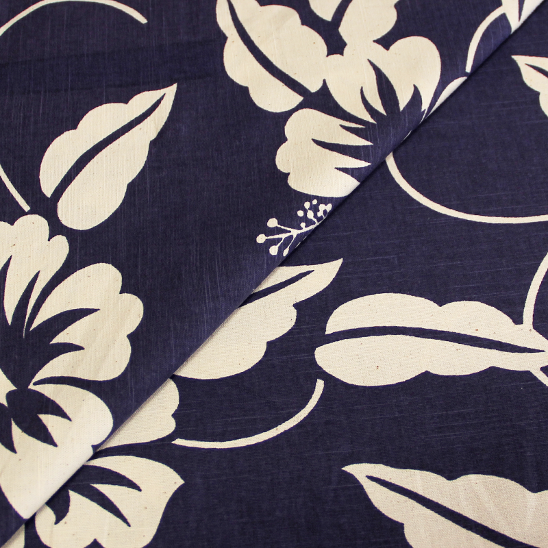 Toile 100% coton flammée - Fleur d'hibiscus écru fond bleu