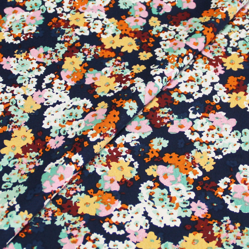 Crêpe 100% polyester - Petit bouquet floral multicolore fond bleu