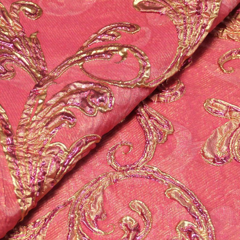 Tissu brocart - Feuillage baroque doré & fuchsia fond rose