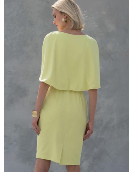 Patron Vogue 1579 A5 - Robe moulante doublée avec cape attachée et ceinture à nœud