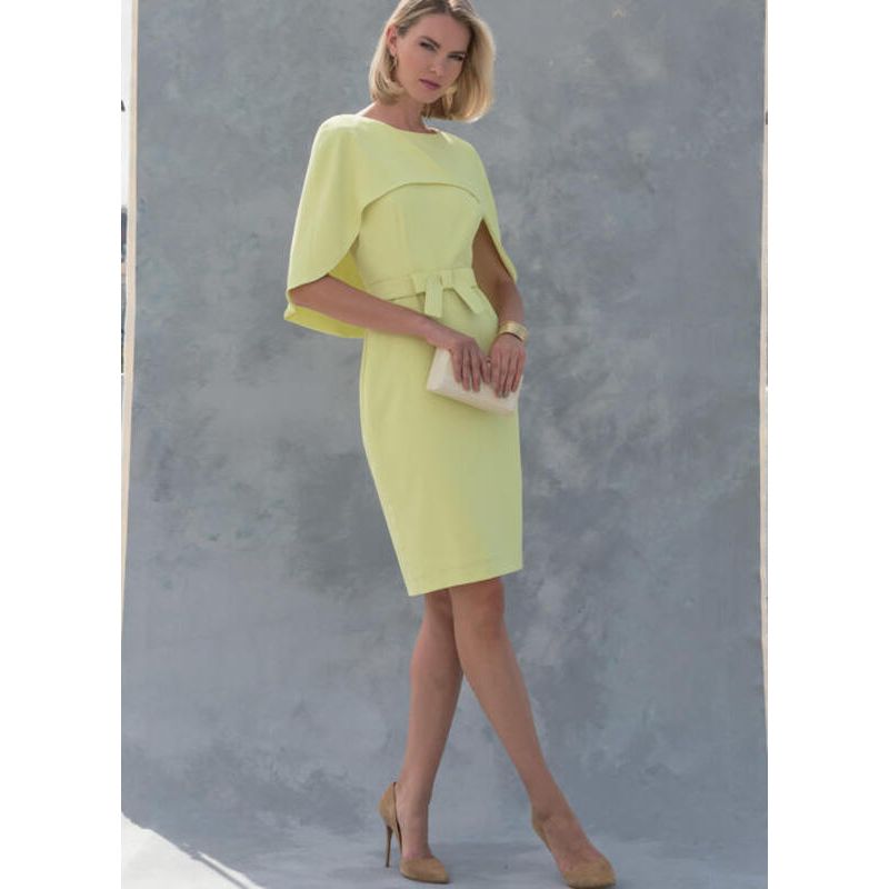 Patron Vogue 1579 A5 - Robe moulante doublée avec cape attachée et ceinture à nœud