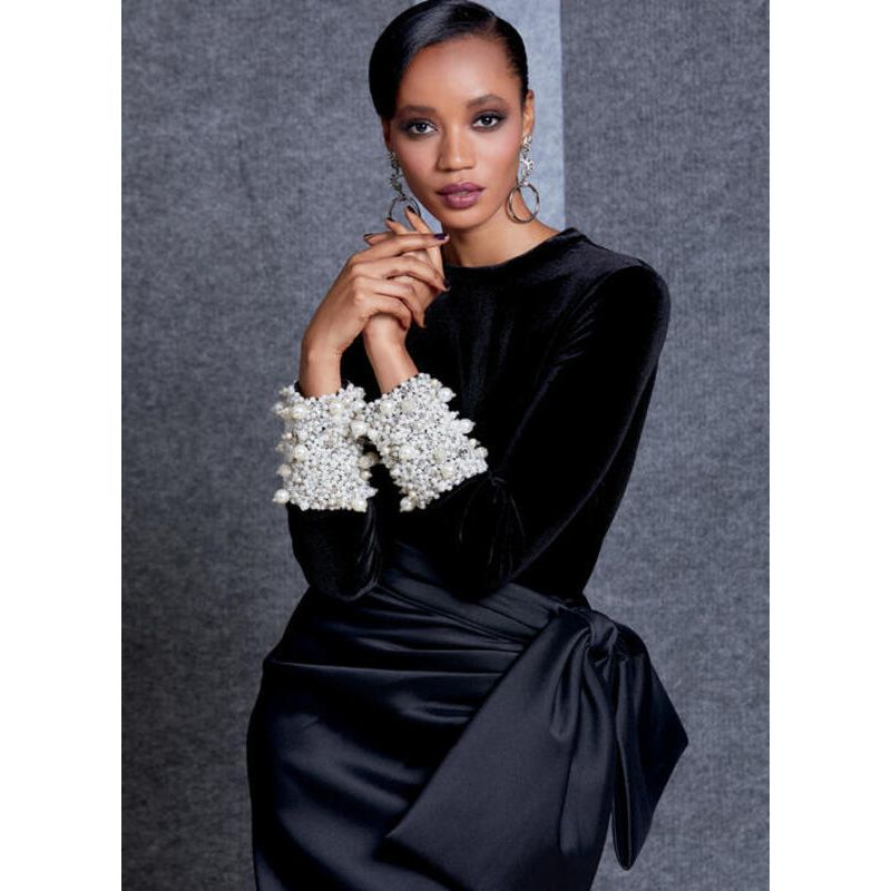 Patron Vogue 1605 E5 - Haut moulant avec fermetures à glissière et jupe ajustée avec détail de pli et nœud