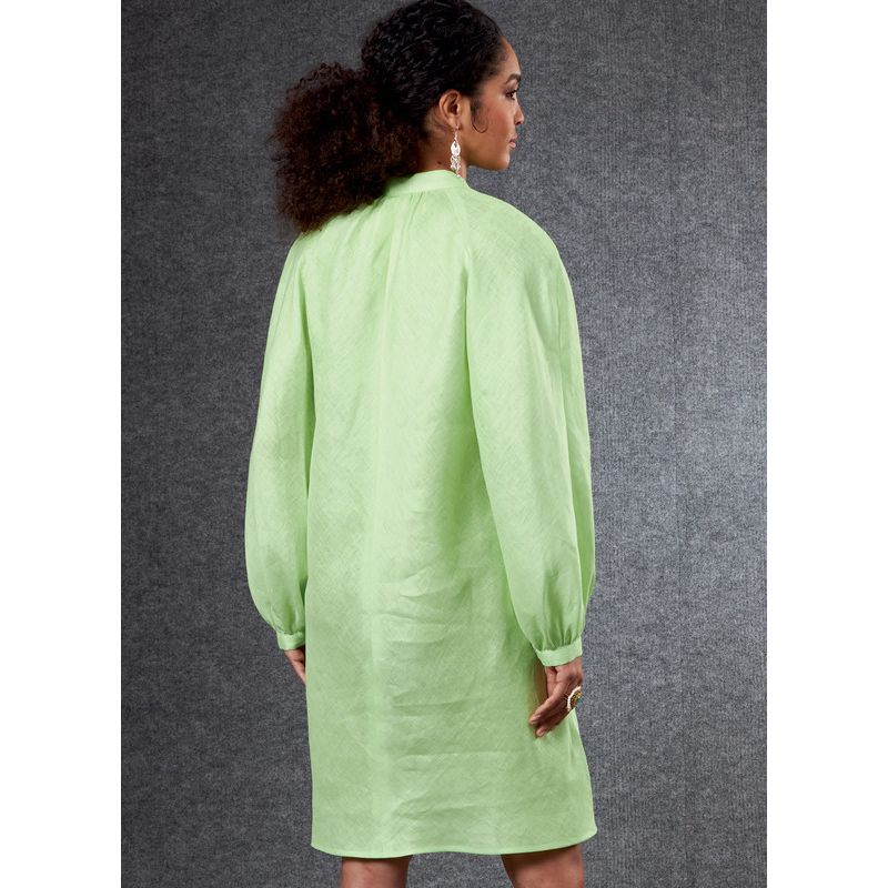 Patron Vogue 1803 ZZ - Robe évasée avec col montant et manches raglan volumineuses