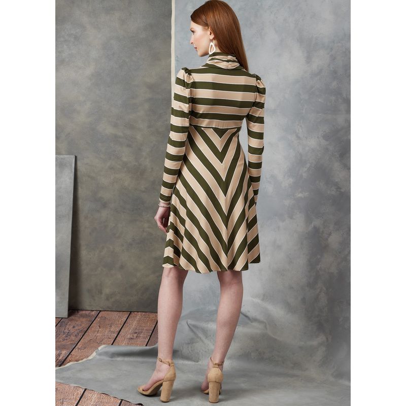 Patron Vogue 1907 Y5 - Robe avec col drapé