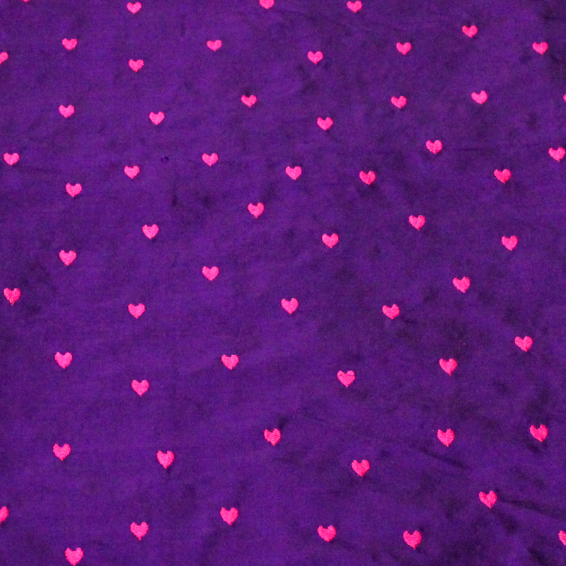 Soie sauvage 100% soie brodée - Cœur rose fond violet