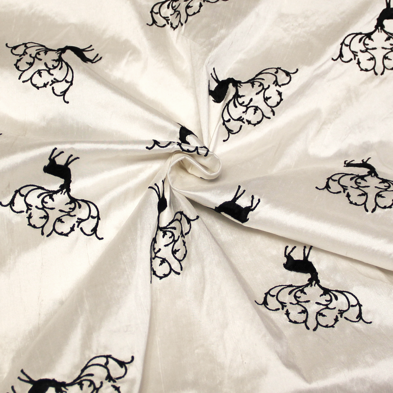 Soie sauvage 100% soie brodée - Cerf noir fond blanc cassé