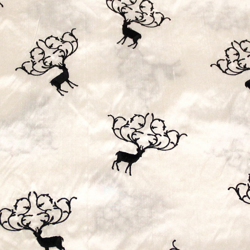 Soie sauvage 100% soie brodée - Cerf noir fond blanc cassé