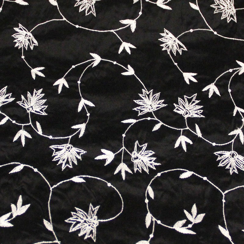 Soie sauvage 100% soie brodée - Fleuri blanc à sequin fond noir