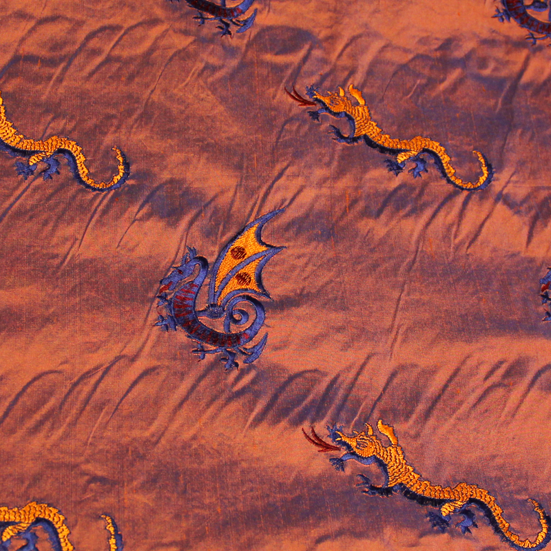 Soie sauvage 100% soie brodée - Dragon fond orange changeant bleu