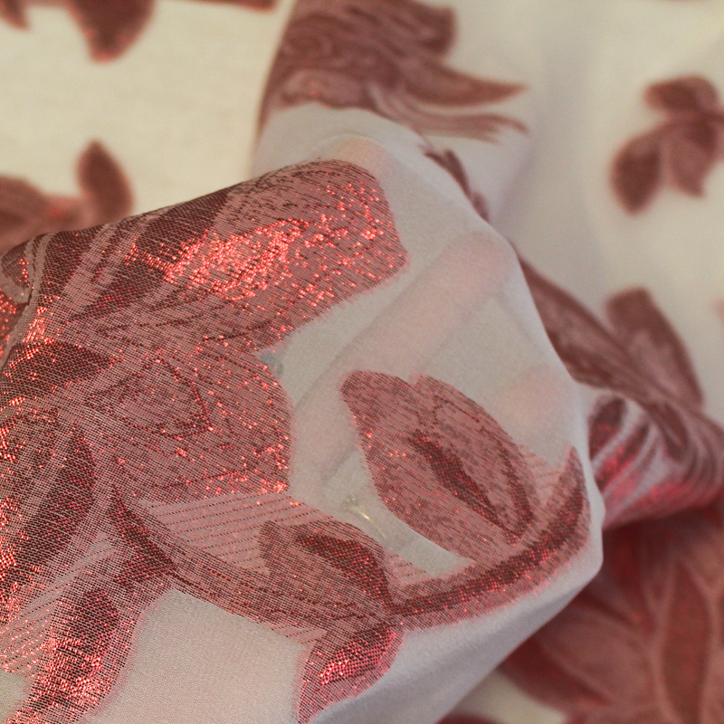 Mousseline de soie jacquard lancé découpé -  Rose rouge