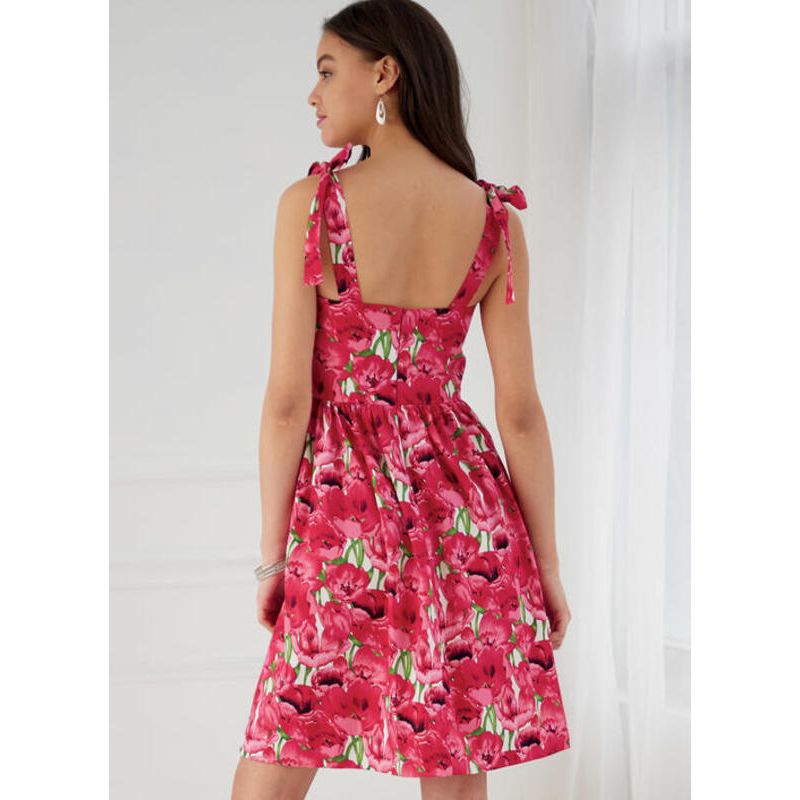 Patron McCall's 7778.A5 - Robes, barboteuse et combinaison