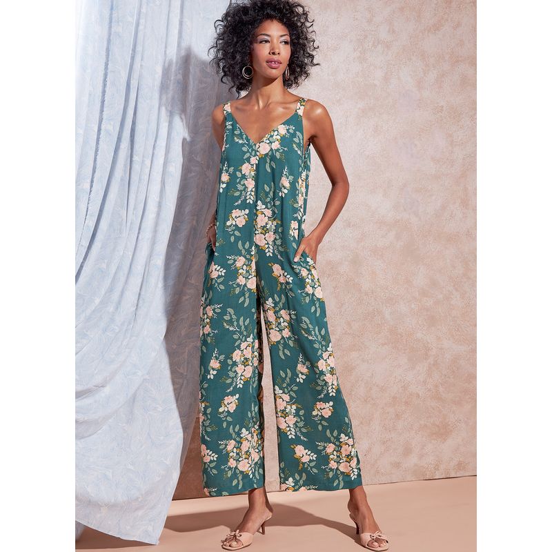 Patron McCall's 8261.Y - Barboteuse, combinaison, robe