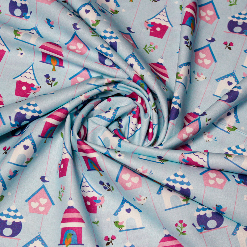Popeline 100% coton - Motif maison d'oiseau coloré fond bleu